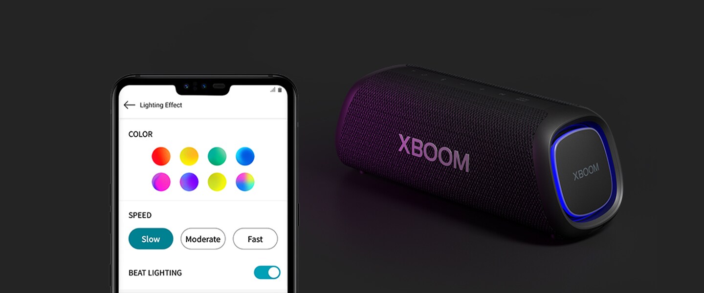 Auf der linken Seite wird die My-Style-Benutzeroberfläche angezeigt. Rechts davon steht der LG XBOOM Go XG7 mit blauer Beleuchtung.