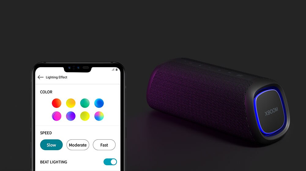 Auf der linken Seite wird die My-Style-Benutzeroberfläche angezeigt. Rechts davon steht der LG XBOOM Go XG7 mit blauer Beleuchtung.